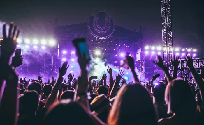 Açık hava konserlerinde sahne kadar mekân deneyimi de önemli